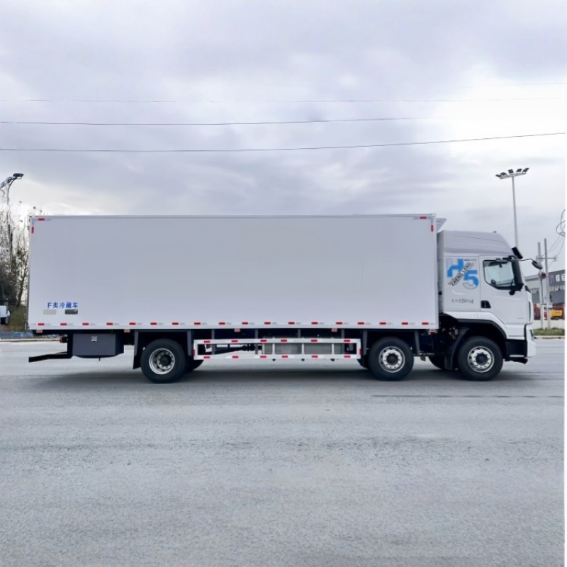 New Liuqi Motor manual diesel 6x2 refrigerated truck with a 9.4-meter refrigerated box, used for transporting ice cream and pharmaceuticals
