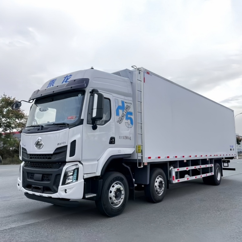 New Liuqi Motor manual diesel 6x2 refrigerated truck with a 9.4-meter refrigerated box, used for transporting ice cream and pharmaceuticals