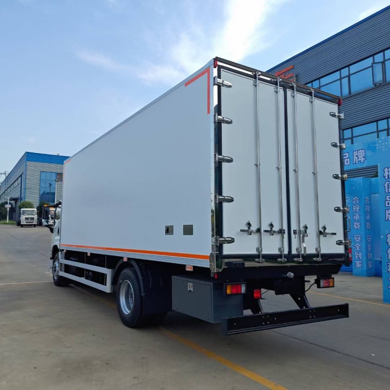 Isuzu 10-ton cold chain truck
