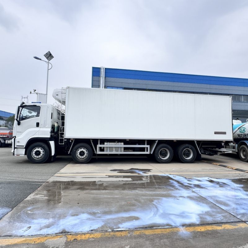 Isuzu 8x4 diesel refrigerated truck