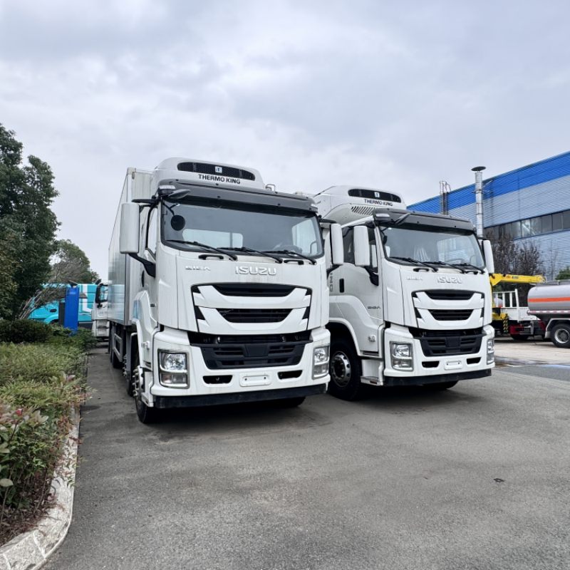 Isuzu 8x4 diesel refrigerated truck