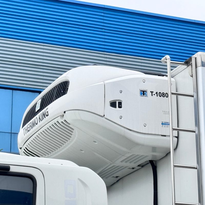 Isuzu 8x4 diesel refrigerated truck