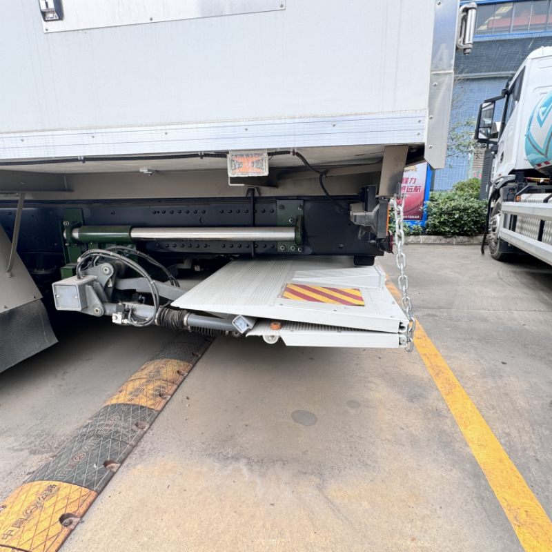 Isuzu 8x4 diesel refrigerated truck