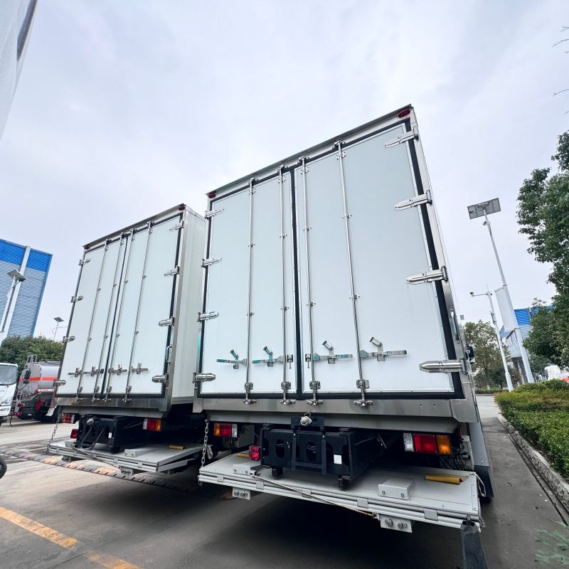 Isuzu 8x4 diesel refrigerated truck