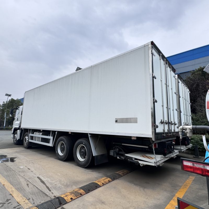 Isuzu 8x4 diesel refrigerated truck