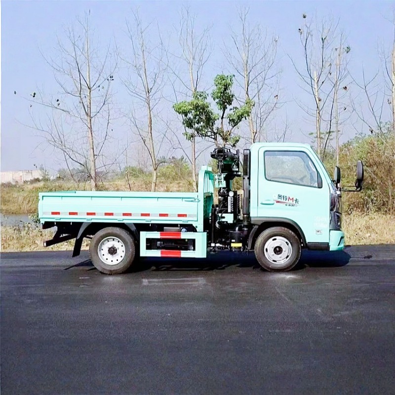China Foton chassis is equipped with XCMG cranes, truck-mounted cranes and transport trucks