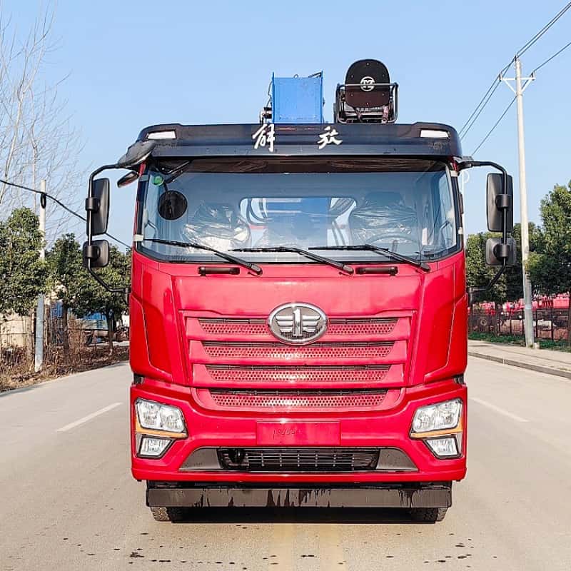 Jiefang chassis equipped with XCMG crane, multi-functional truck-mounted crane and transport truck