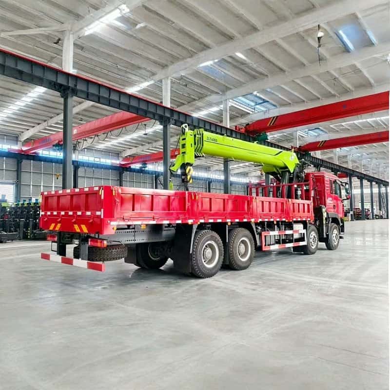 China's sinotruk chassis equipped with XCMG crane, multi-functional truck-mounted crane and transport truck
