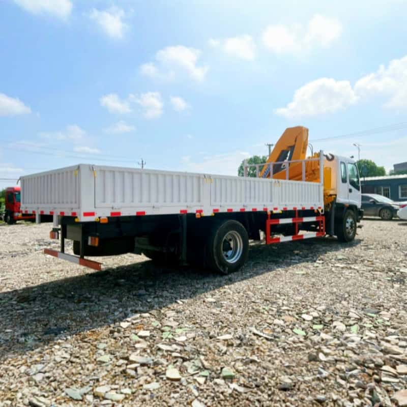 The Chinese Isuzu chassis is equipped with XCMG cranes, multi-functional truck-mounted cranes, and transport trucks.