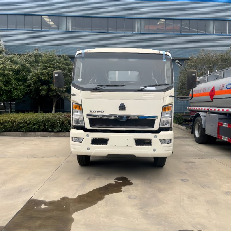 HOWO 4×2 light truck with stake bed and half-row cab