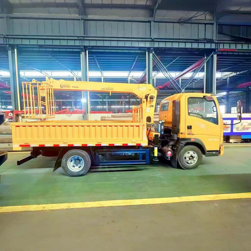 Sinotruk chassis is equipped with XCMG 4-ton crane, multi-functional truck-mounted crane and transport truck