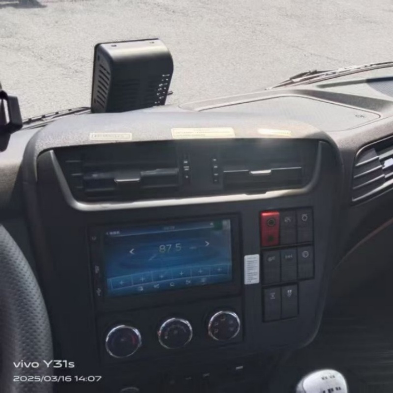 شاحنة نقل البضائع الخطرة ذات الصندوق الجانبي من طراز دونغفنغ هواشن بطول 6.8 متر