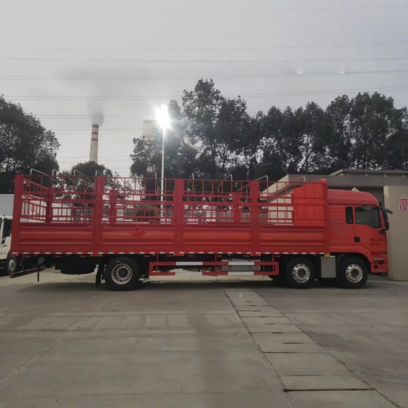 6x2 Sinotruk Sitrak 9.6-meter stake truck