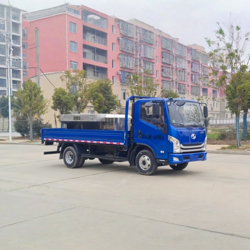 شاحنة إزالة الثلج SAIC Yuejin 4x2 سعة 4.5 طن