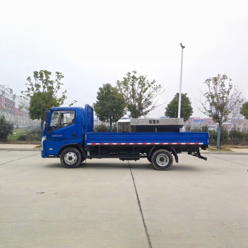 شاحنة إزالة الثلج SAIC Yuejin 4x2 سعة 4.5 طن