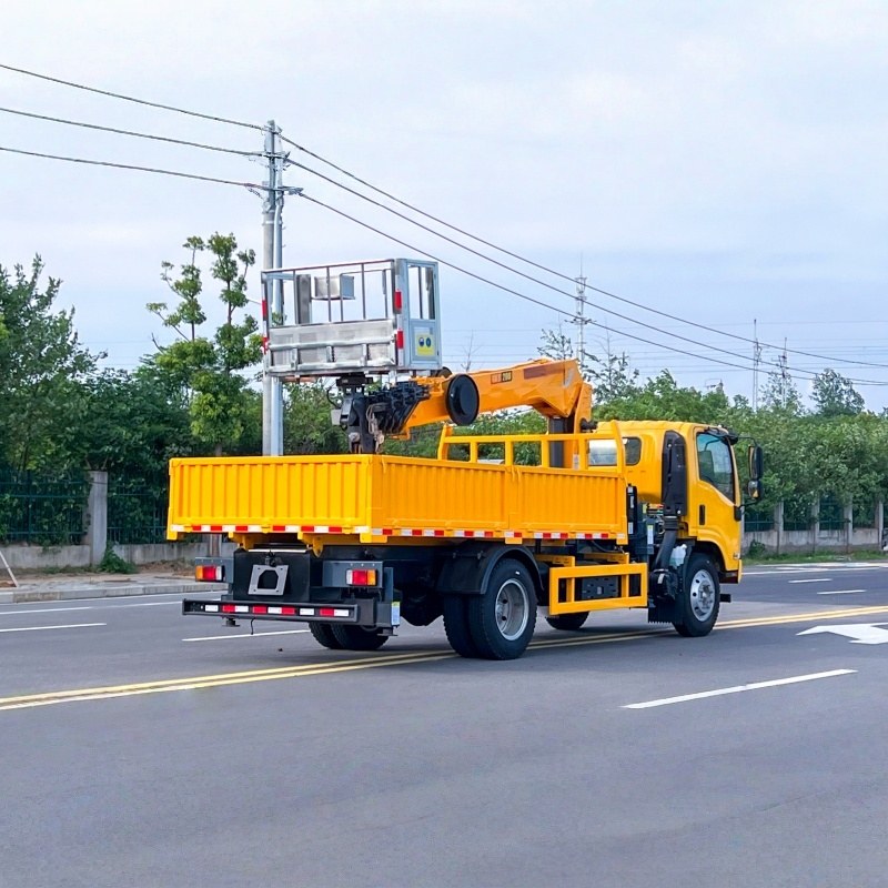ISUZU 20m Truck Mounted Aerial Work Platform with Cargo
