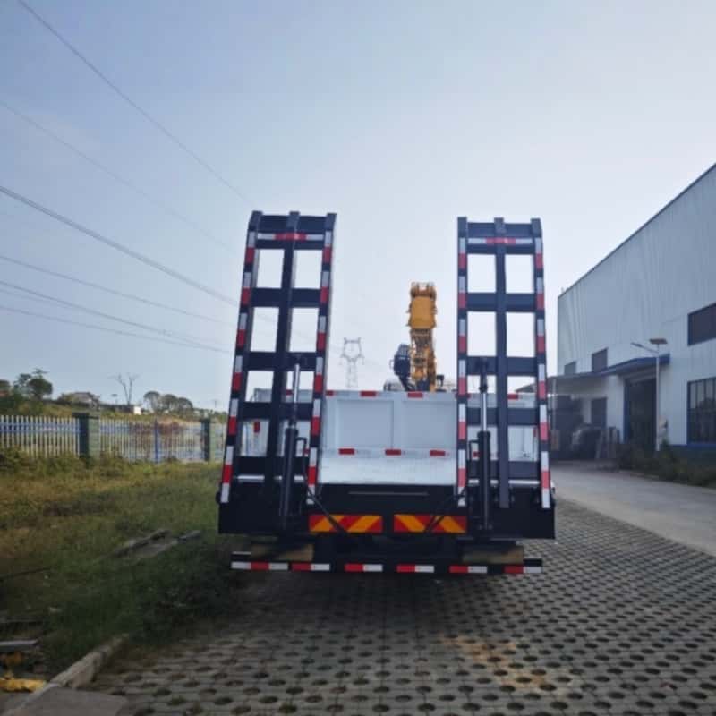 Sinotruk HOWO 340HP 12T Truck Crane With 19.3m Working Radius