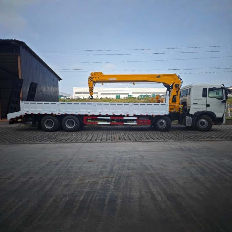 Sinotruk HOWO 340HP 12T Truck Crane With 19.3m Working Radius