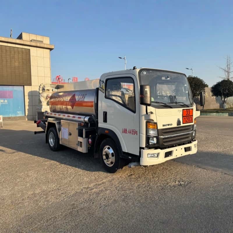 Sinotruk Howo blue-licensed 2800L  aluminum alloy fuel tank truck