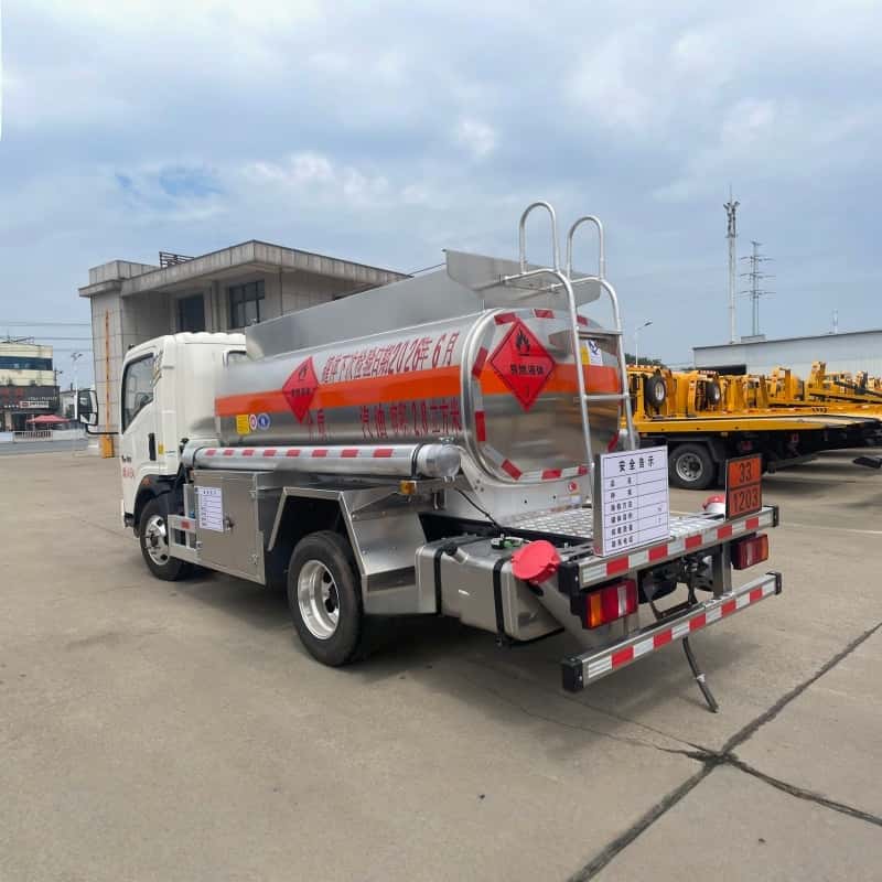 Sinotruk Howo blue-licensed 2800L  aluminum alloy fuel tank truck