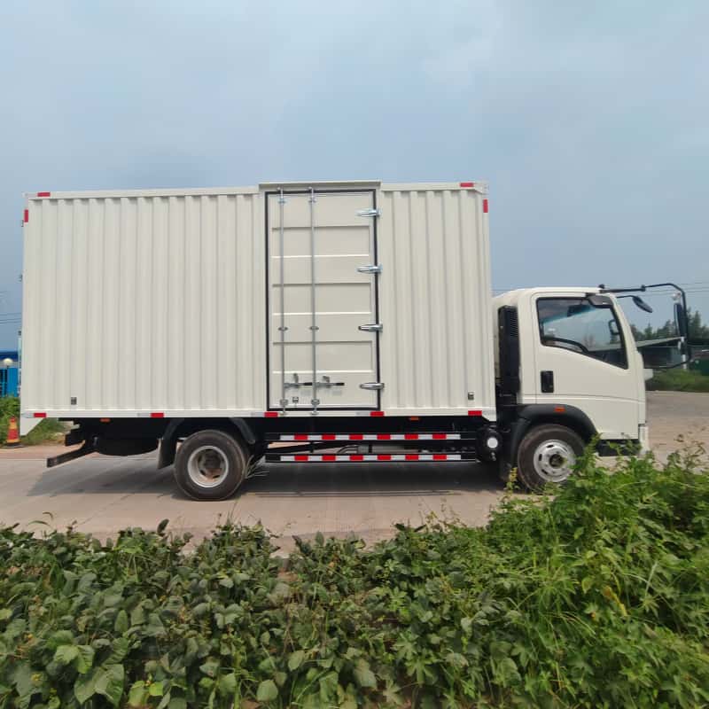 Sinotruk Howo 4X2 4.2m Right-Opening Box Truck