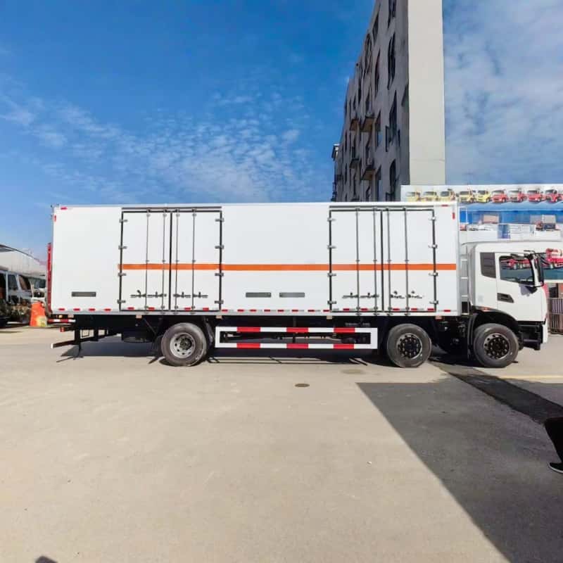 Dongfeng Tri-axle 9.6m Flammable Liquid Van Transport Vehicle