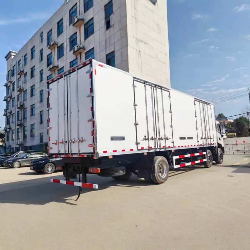 Dongfeng Tri-axle 9.6m Flammable Liquid Van Transport Vehicle