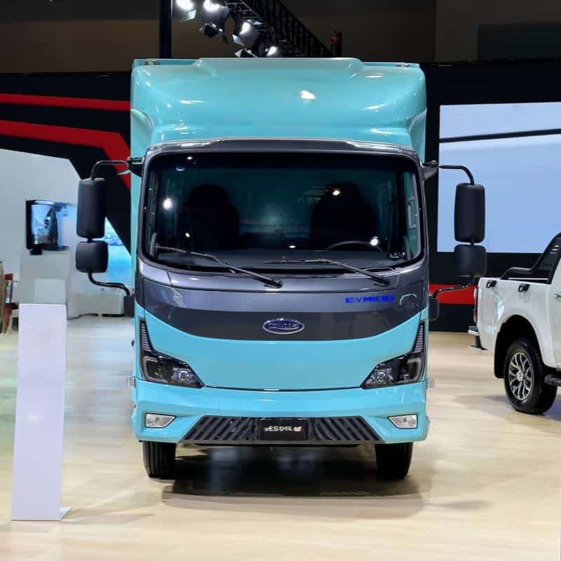 Isuzu pure electric light truck with a large 18.3 cubic meter cargo box