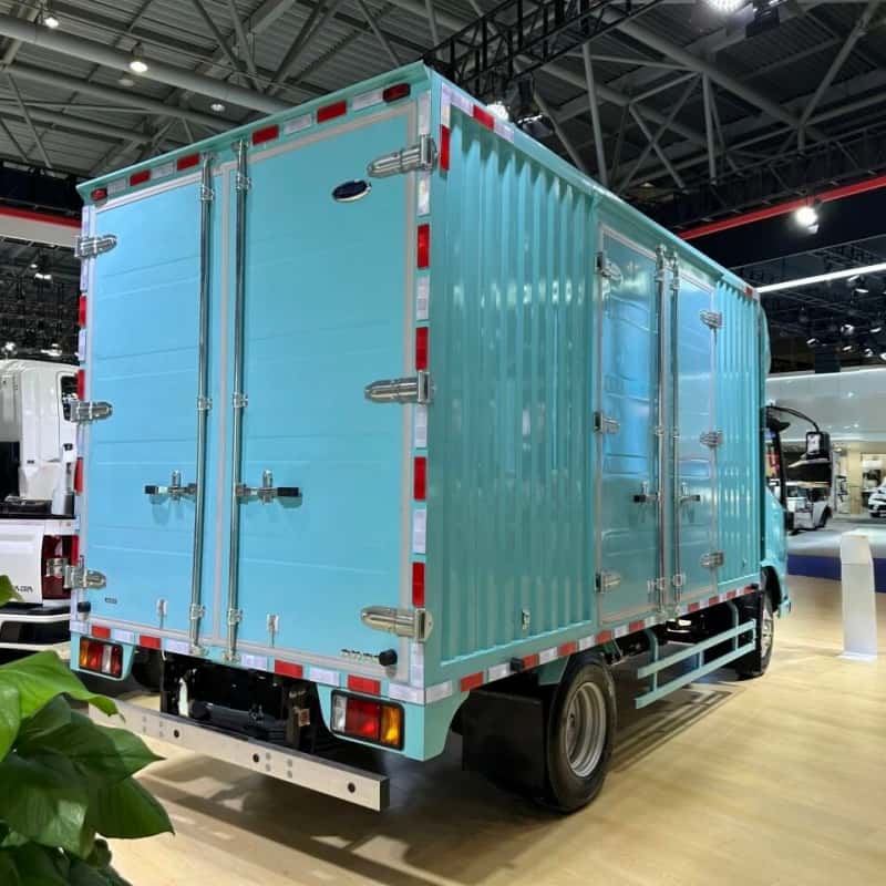 Isuzu pure electric light truck with a large 18.3 cubic meter cargo box