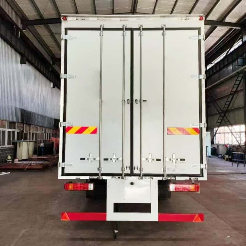 Sinotruk single-axle 9.5-meter multi-category dangerous goods transport vehicle
