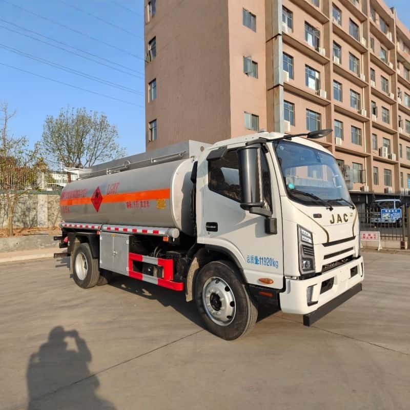 JAC Junling S9 Yuchai 170-horsepower engine 9800L oil tank truck