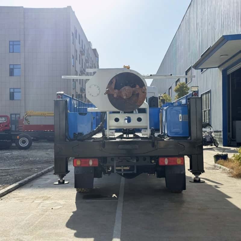 Dongfeng 4x4 8m 2 Ton Truck-Mounted Crane