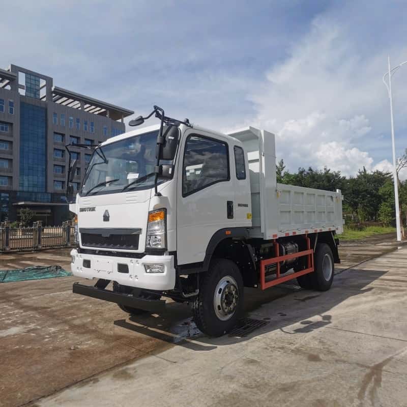 شاحنة قلابة خفيفة الوزن ذات دفع رباعي من نوع HOWO 4x4 سعة 6 أطنان