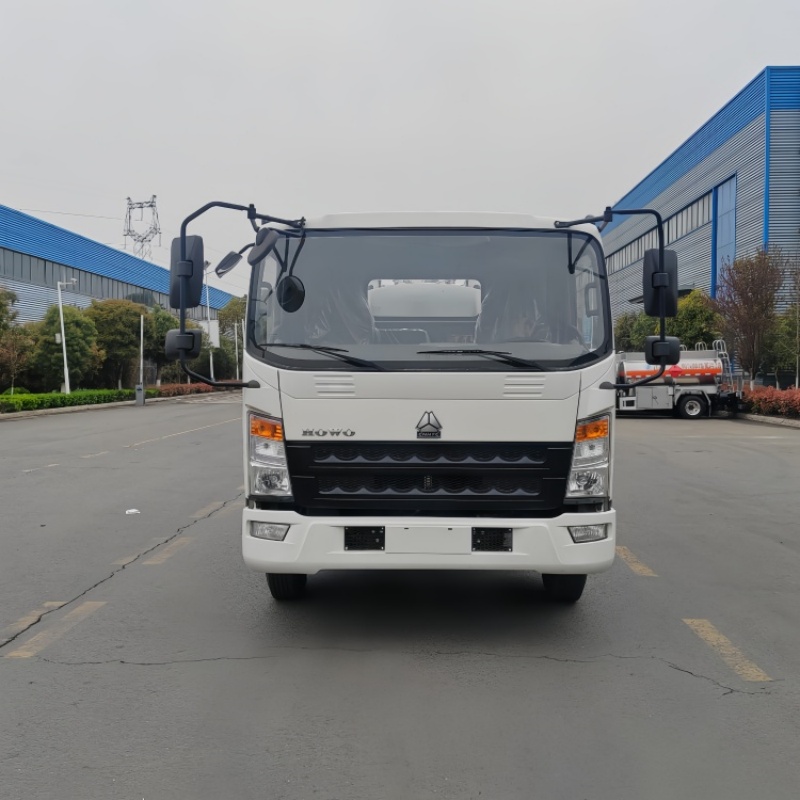 Sinotruk Howo 5000L Milk Tanker Truck with Pump