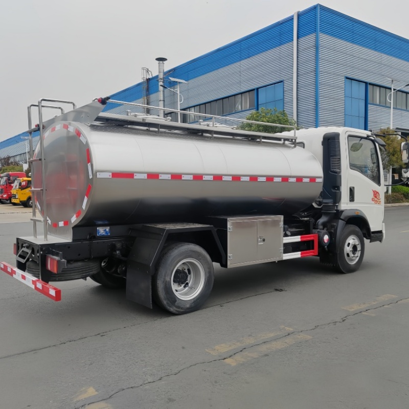 Sinotruk Howo 5000L Milk Tanker Truck with Pump