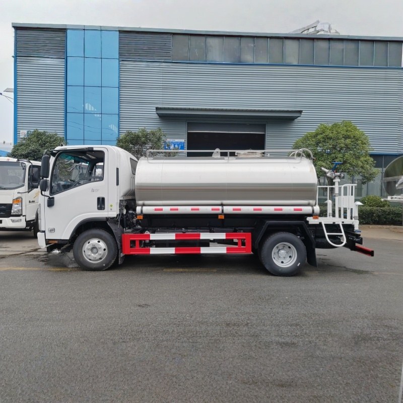 Isuzu 5000L sprinkler truck