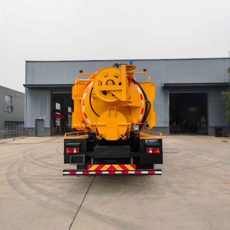 SINOTRUK HOWO 10000L Yellow Plate Cleaning and Suction Truck