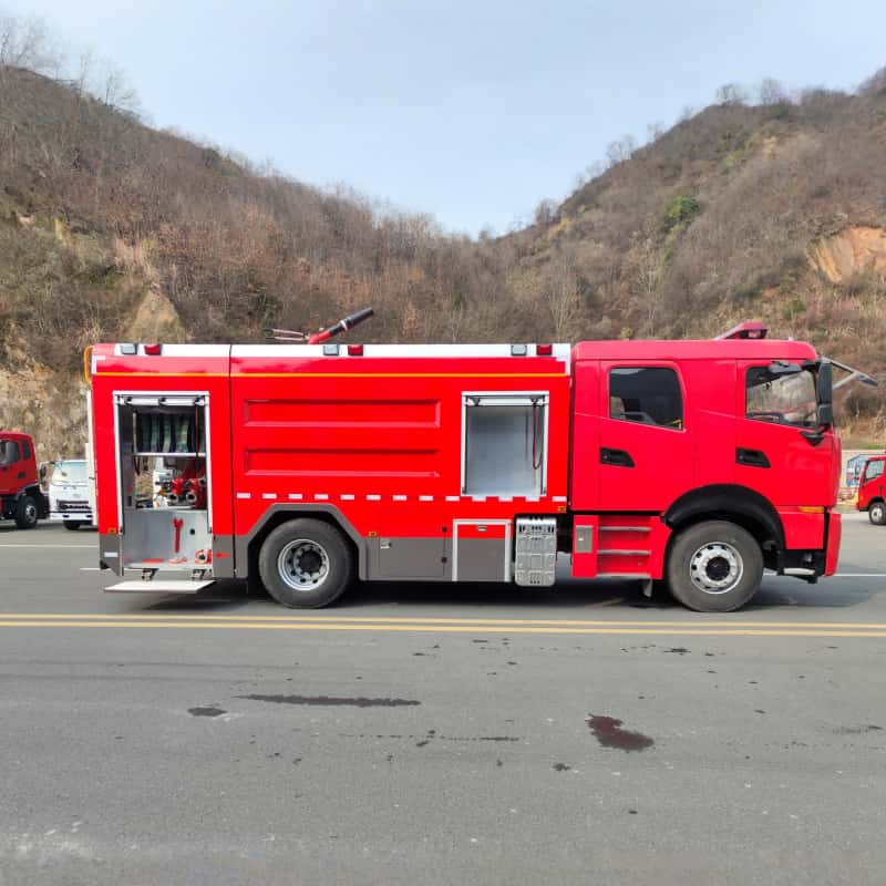 Dongfeng Double Cab Foam Fire Engine 8m³ Tank