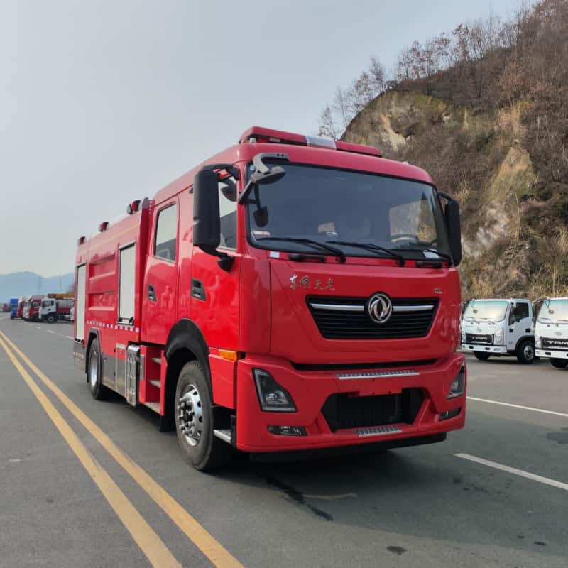 Dongfeng Double Cab Foam Fire Engine 8m³ Tank