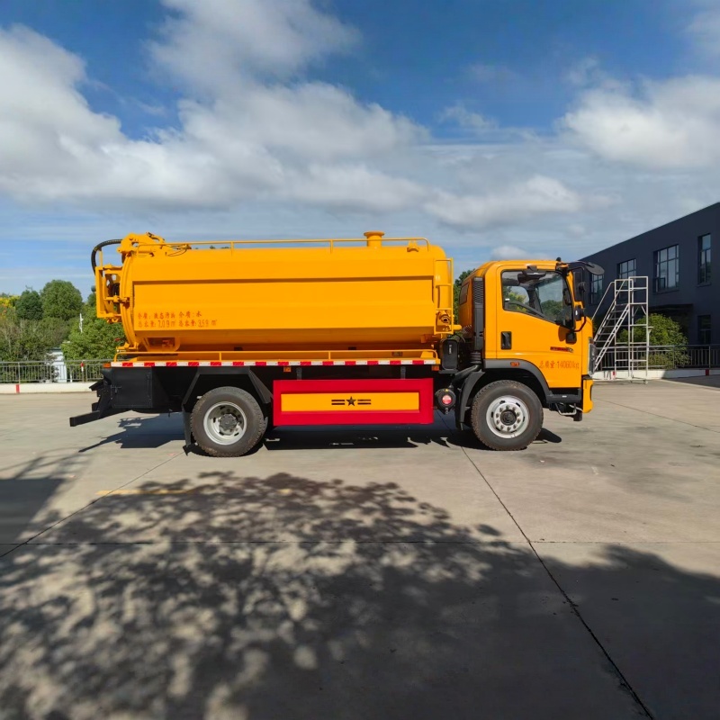 SINOTRUK HOWO 10000L Sewage suction truck cleaning