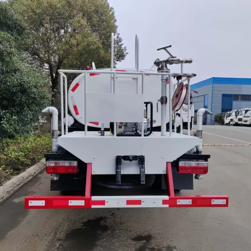 Dongfeng 5000L sprinkler truck