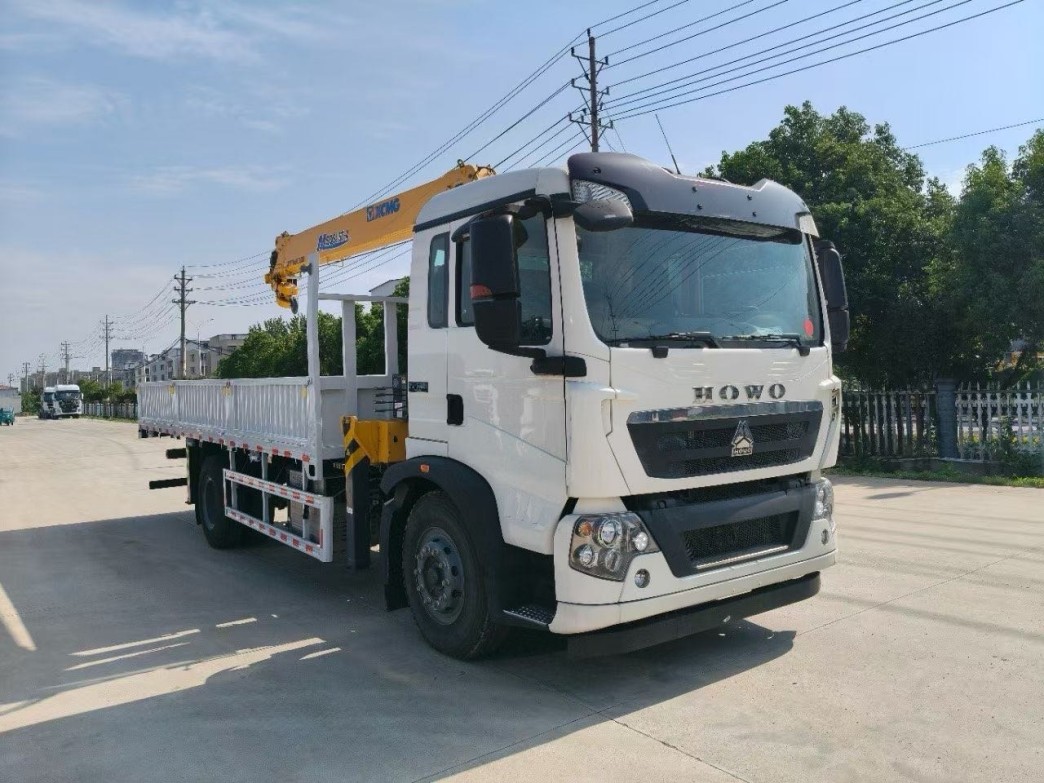 heavy-duty-cargo-crane-truck